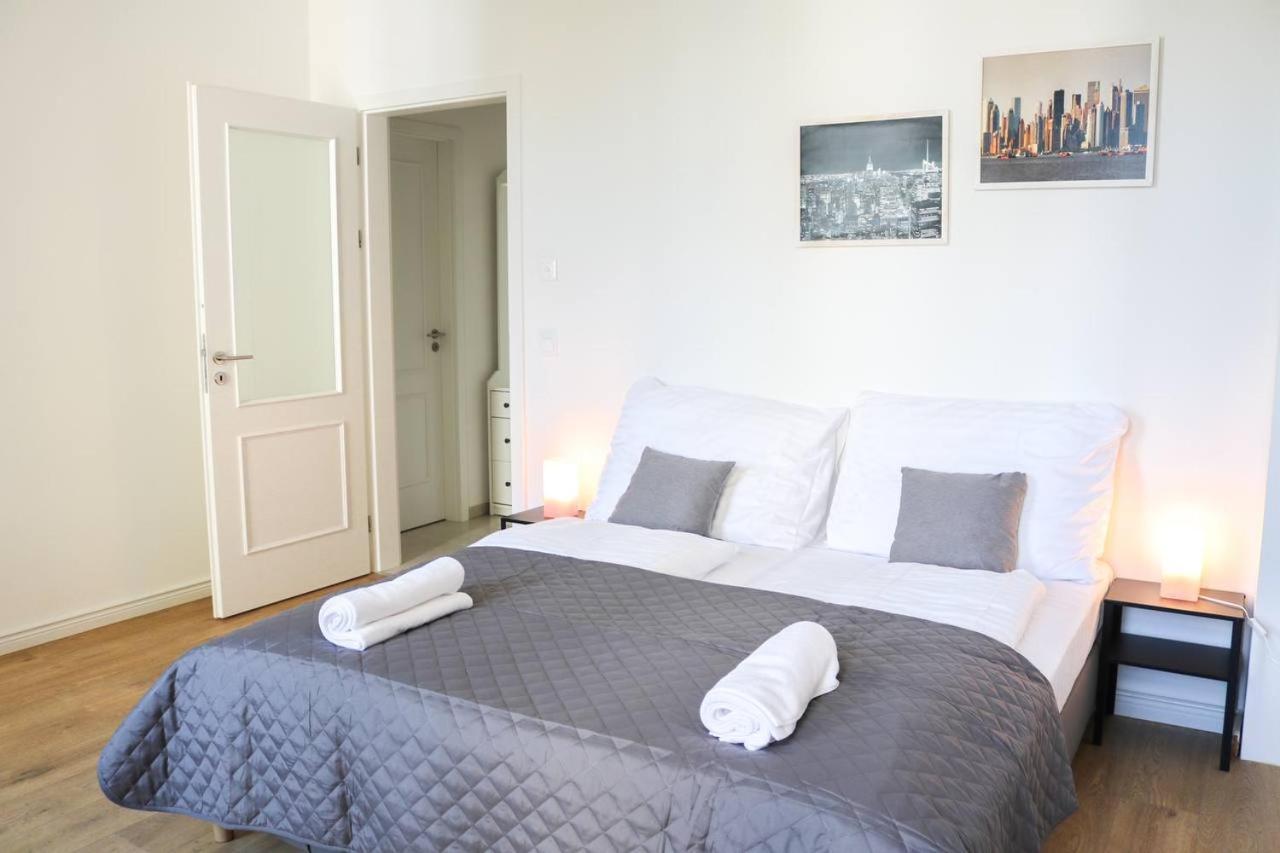 Rose Suites And Rooms プラハ エクステリア 写真