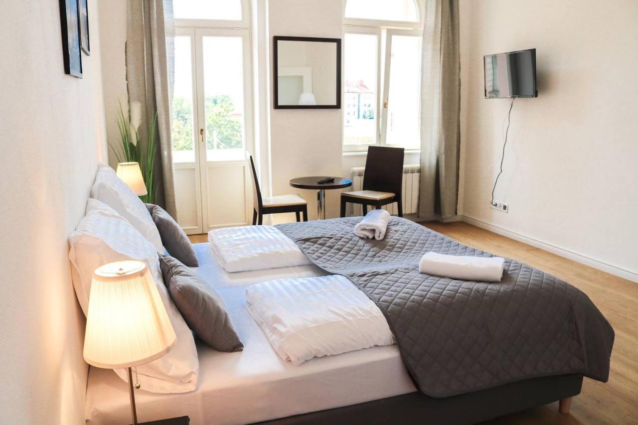 Rose Suites And Rooms プラハ エクステリア 写真